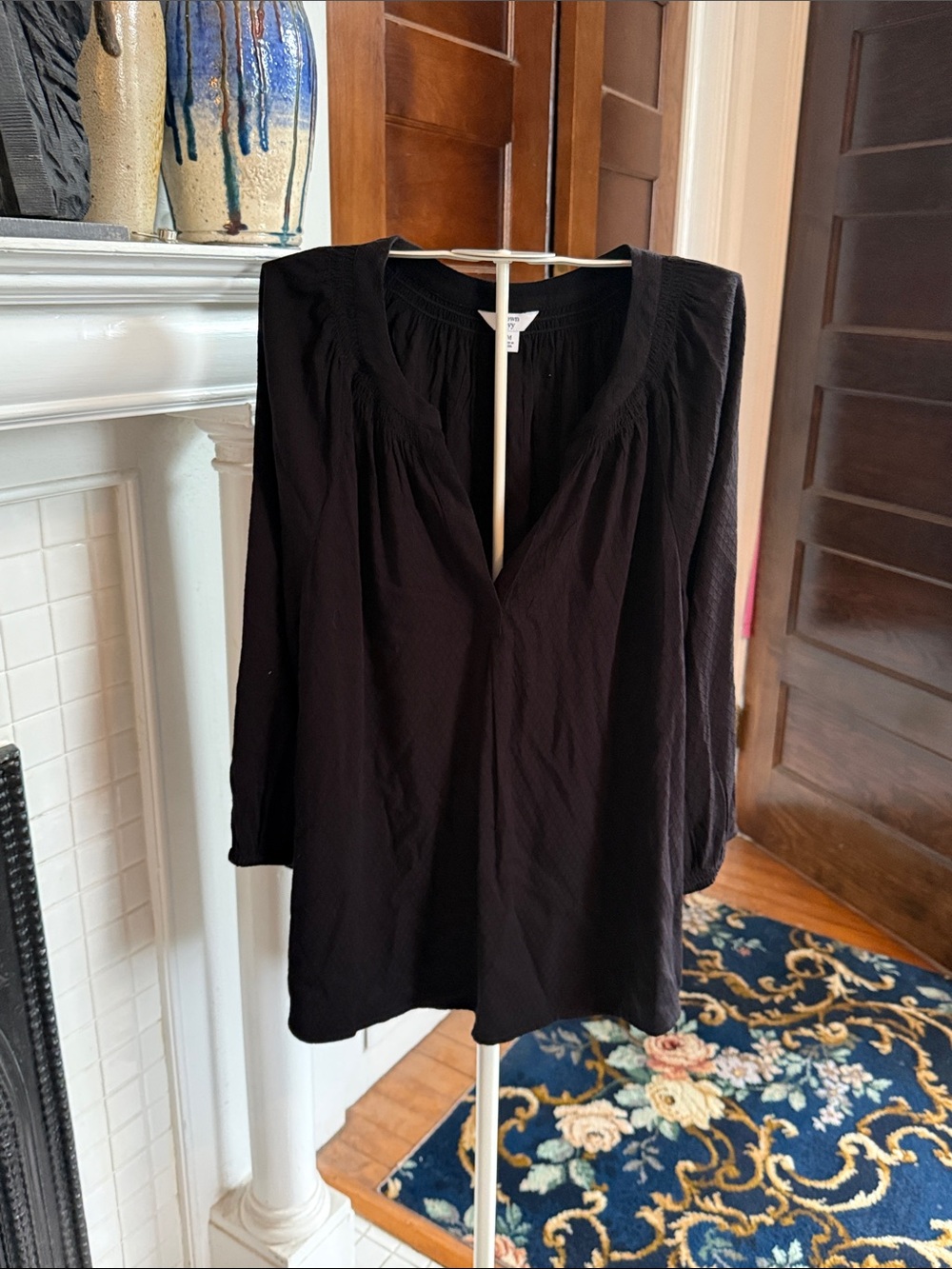 crown & ivy Black Split-V Peasant Blouse- worn twice- great shape 64.50 retail - Picture 4 of 8